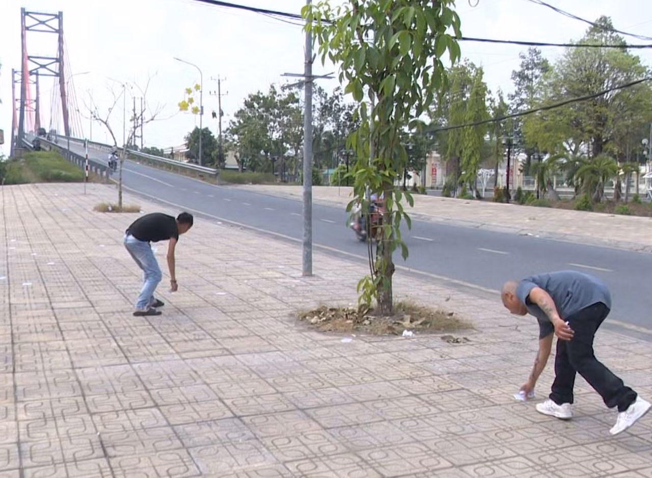 Hai đối tượng bị buộc nhặt lại toàn bộ tờ rơi “cho vay tiền tiêu dùng” -0