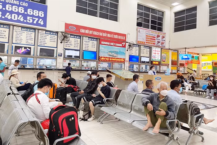 Chiều cuối tuần trước kỳ nghỉ lễ: Sân bay, bến xe đông nghịt khách -0