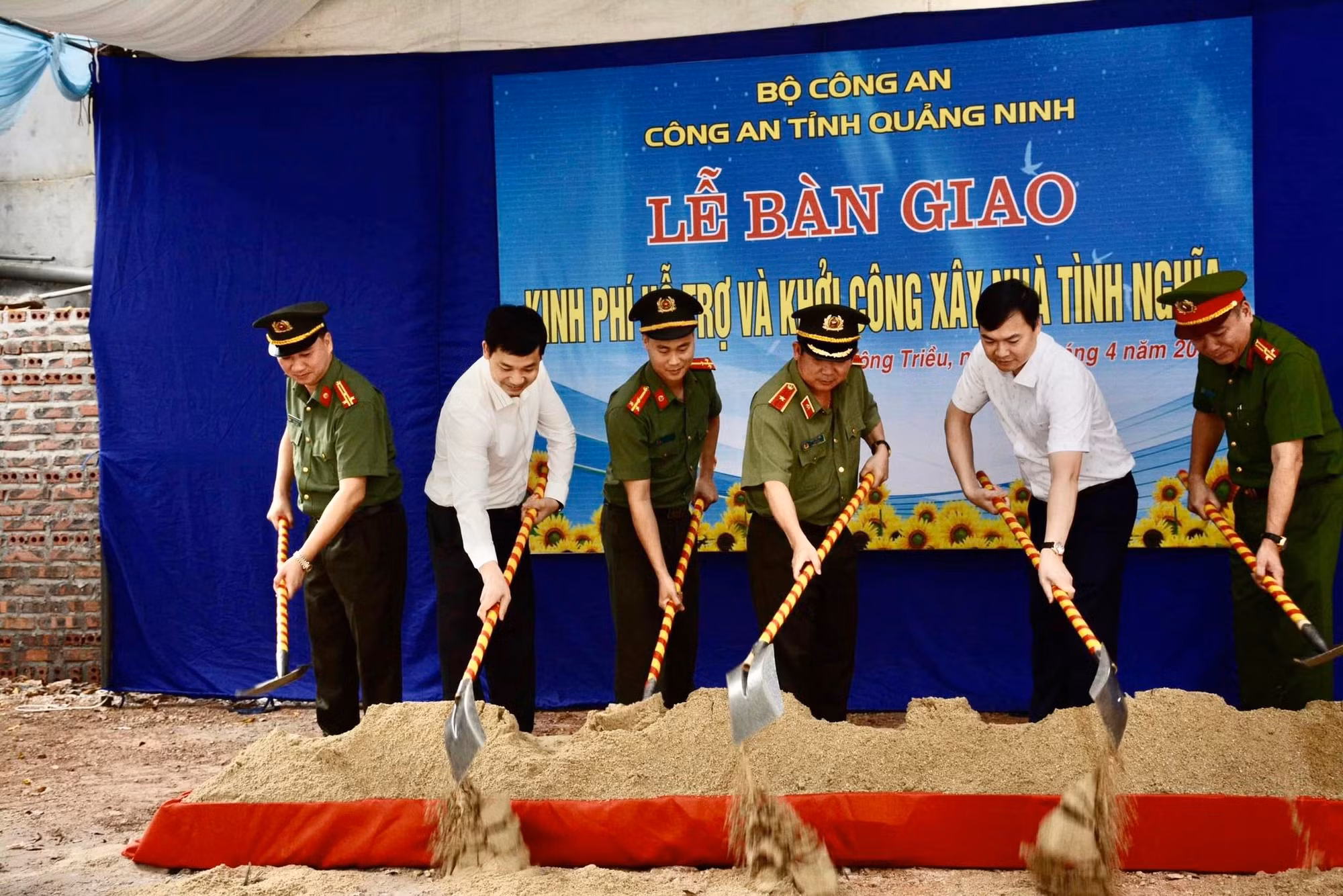 khởi công xây dựng nhà nghĩa tình cho cán bộ công an xã -0