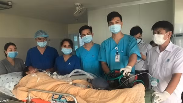 Người phụ nữ bị cổ thụ bật gốc đổ trúng đã qua cơn nguy kịch