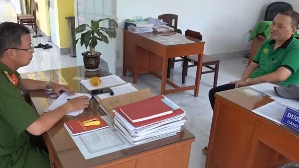 Trộm tiền, vàng của đồng nghiệp đem "nộp" đường dây cá độ bóng đá
