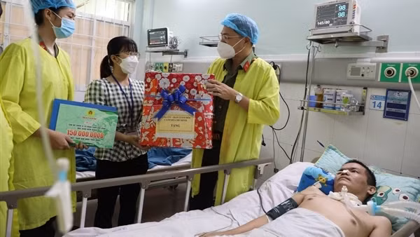 Công an TP Hồ Chí Minh trao 150 triệu đồng hỗ trợ đồng đội bị bệnh hiểm nghèo