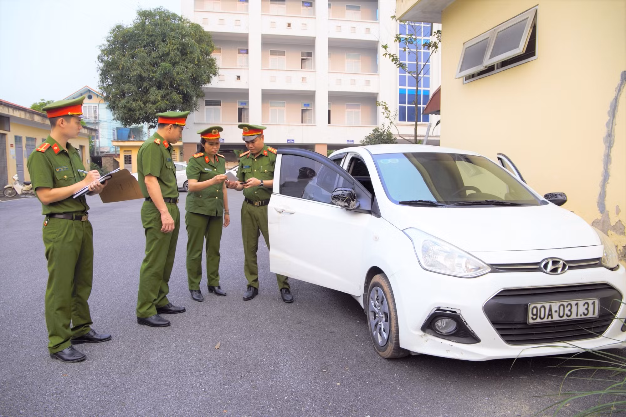 Kịp thời bắt giữ tên cướp siết cổ tài xế, cướp taxi ở Phủ Lý -0