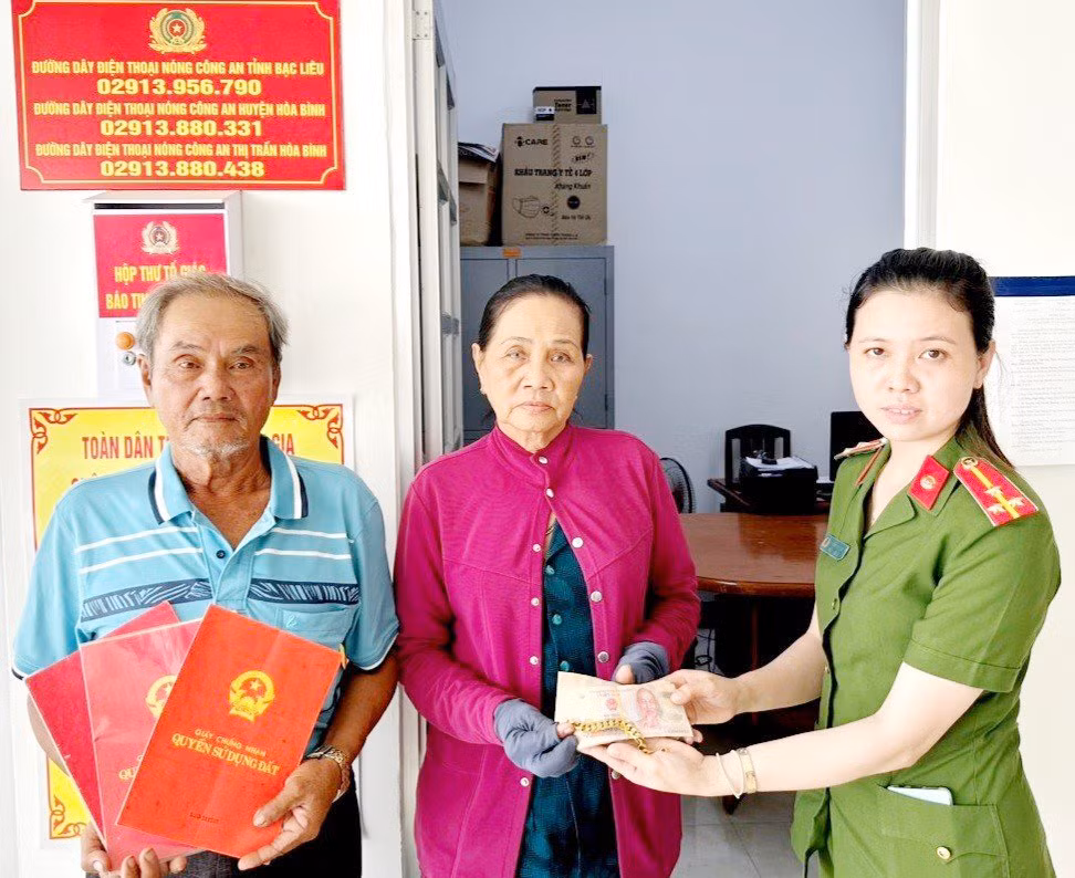 Khen thưởng tài xế xe buýt trả lại 130 triệu đồng cho người để quên -0