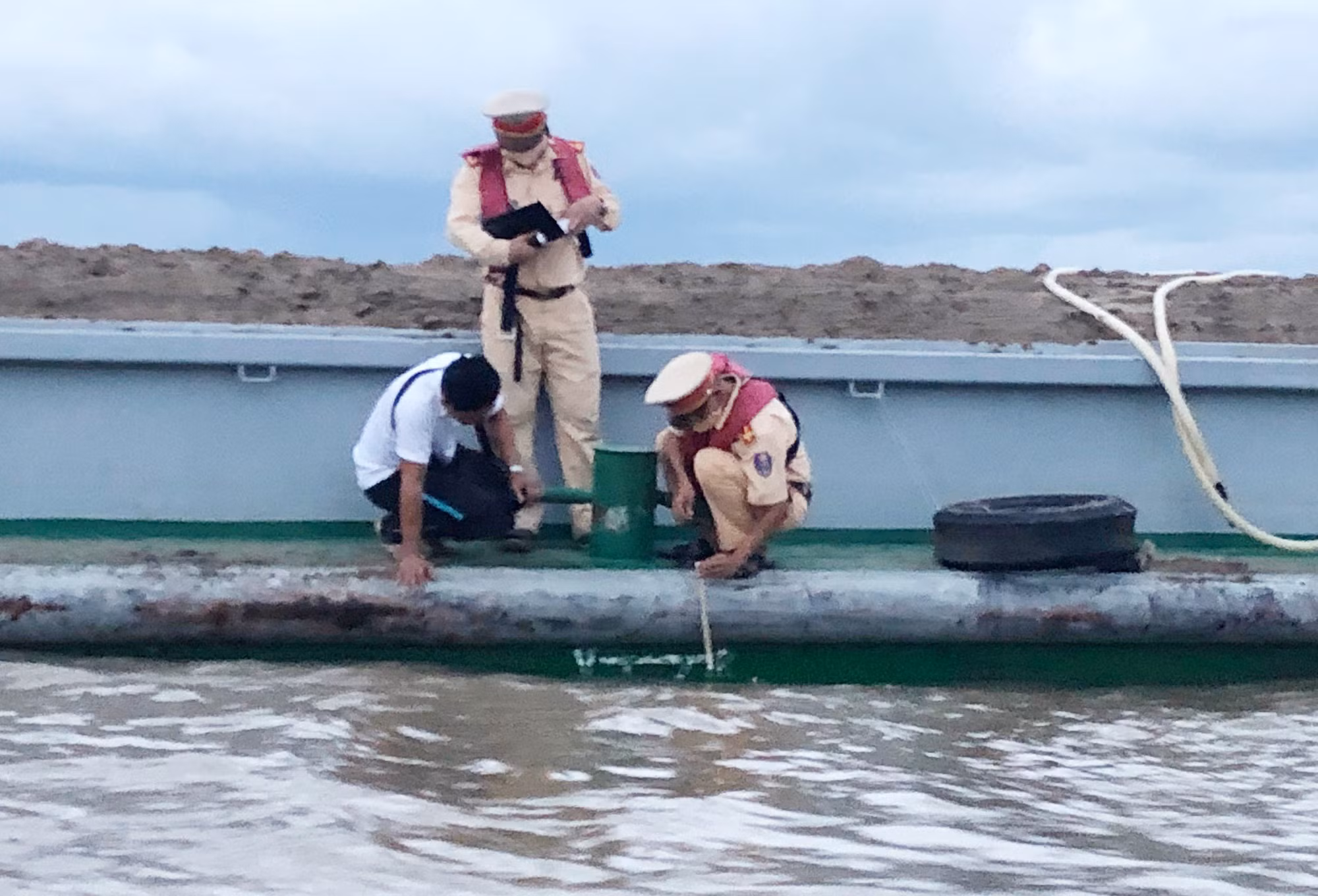 Bảo đảm cho người dân tham gia giao thông thủy an toàn những ngày nghỉ lễ -0