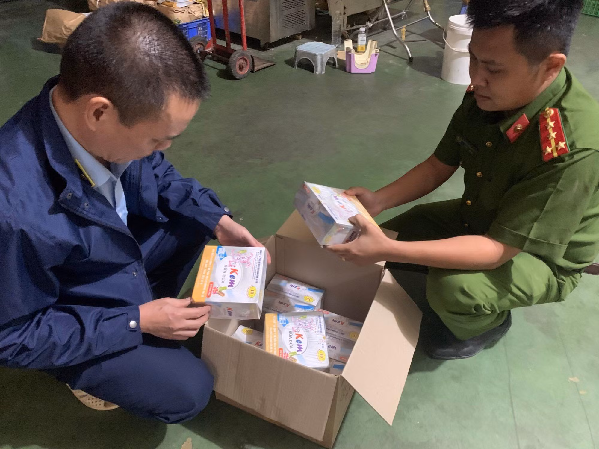 Thu giữ gần 9.400 hộp kem sữa đặc do nước ngoài sản xuất quá hạn sử dụng -0