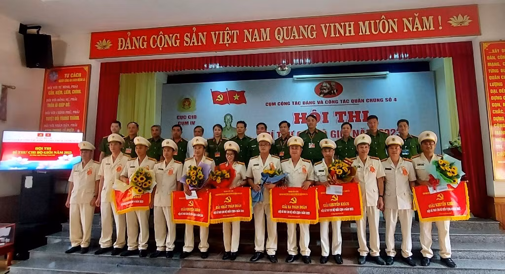 Sôi nổi hội thi “Bí thư Chi bộ giỏi” Cục Cảnh sát quản lý trại giam, cơ sở giáo dục bắt buộc, trường giáo dưỡng Ngày 24/4, tại Trường giáo dưỡng số 3 – Bộ Công an (thuộc xã Hòa Phú, huyện Hòa Vang, TP Đà Nẵng), Cục Cảnh sát quản lý trại giam, cơ sở giáo dục bắt buộc, trường giáo dưỡng tổ chức Hội thi Bí thư chi bộ giỏi năm 2023 – Cụm công tác Đảng và công tác quần chúng Số 4 tại khu vực miền Trung. Dự và động viên Hội thi có Thiếu tướng Nguyễn Việt Hùng, Phó Cục trưởng Cục Cảnh sát quản lý trại giam, cơ sở giáo dục bắt buộc, trường giáo dưỡng- Bộ Công an. Tham gia Hội thi có 12 Bí thư chi bộ đến từ 6 đơn vị trong cụm, các đội đã trải qua 4 phần gồm: Thi viết; tìm hiểu về công tác Đảng; xử lý tình huống và thuyết trình. Trong mỗi phần thi, các thí sinh đã lựa chọn hình thức thể hiện phong phú, đa dạng, hấp dẫn và sinh động. Hội thi là đợt sinh hoạt chính trị sâu rộng trong cán bộ, Đảng viên nhằm bồi dưỡng, nâng cao kiến thức, kỹ năng nghiệp vụ về công tác Đảng và khả năng điều hành, xử lý tình huống trong thực tế; góp phần động viên, cổ vũ, tạo điều kiện để đội ngũ bí thư chi bộ, chi ủy viên và cấp ủy viên cơ sở giao lưu trao đổi học tập kinh nghiệm. Từ đó, nâng cao năng lực lãnh đạo, sức chiến đấu của các cấp ủy đảng, chi bộ trong thực hiện nhiệm vụ. Phát biểu tại Hội thi, Thiếu tướng Nguyễn Việt Hùng, Phó Cục trưởng Cục Cảnh sát quản lý trại giam, cơ sở giáo dục bắt buộc, trường giáo dưỡng- Bộ Công an cho rằng: Chủ tịch Hồ Chí Minh thường nói “Chi Bộ là nền móng của Đảng, Chi Bộ tốt thì mọi mặt sẽ tốt”. Hội thi lần này nhằm nâng cao kĩ năng bồi dưỡng nghiệp vụ Đảng, khả năng điều hành xử lý tình huống trong thực tế, giúp Bi thư Chi bộ hoàn thành nhiệm vụ được giao. Hội thi cũng là dịp để các đồng chí Bí thư Chi bộ, cấp ủy viên có điều kiện trau dồi kiến thức, kinh nghiệm, nâng cao năng lực lãnh đạo, kỹ năng, nghiệp vụ công tác Đảng; đồng thời cũng là dịp cán bộ, đảng viên, đoàn viên, hội viên của Cục Cảnh sát quản lý trại giam, cơ sở giáo dục bắt buộc, trường giáo dưỡng hiểu hơn, nhận thức sâu sắc hơn về Đảng và công tác xây dựng Đảng để rèn luyện, phấn đấu vươn lên... Kết quả Hội thi, giải nhất toàn đoàn thuộc về trại giam Xuân Hà; nhì trại giam Bình Điền, ba trại giam Nghĩa An, khuyến khích có 3 đơn vị Trường giáo dưỡng số 3, trại giam Đồng Sơn, trại giam An Điềm. Về cá nhân, giải nhất thiếu tá Nguyễn Thị Thương trại giam Xuân Hà; 2 giải nhì đại úy Võ Văn Hùng trường Giáo dưỡng số 3 và Thiếu tá Lê Đình Hoàn trại giam Xuân Hà; 3 giải 3 gồm Thiếu tá Trương Như Ngọc trại giam Nghĩa An, thiếu tá Nguyễn Văn Tú, trại giam Bình Điền và Đại úy Nguyễn Văn An, trại giam Bình Điền. -0