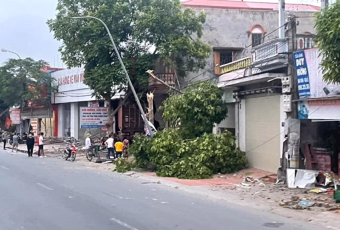 Bị nổ lốp, xe container “đột nhập” ngoạn mục vào cửa hàng xe máy -0