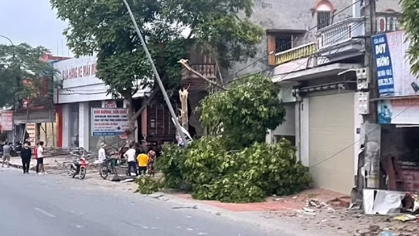 Bị nổ lốp, xe container chui tọt vào cửa hàng xe máy