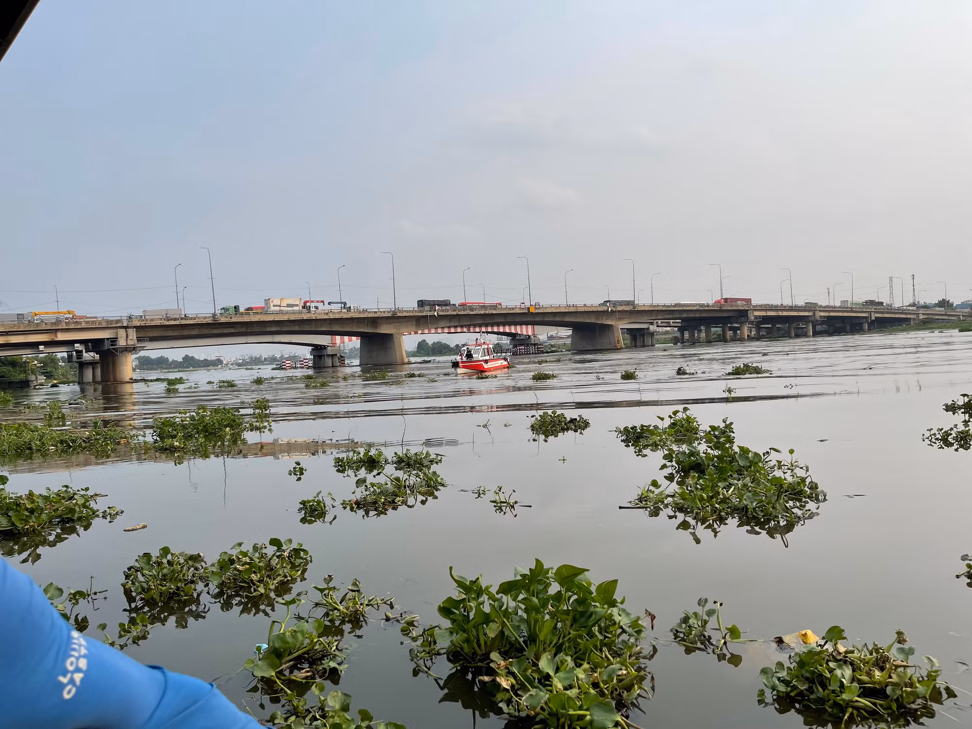 Mất tích vì đang nhậu thấy nóng nực nhảy sông Sài Gòn tắm -0