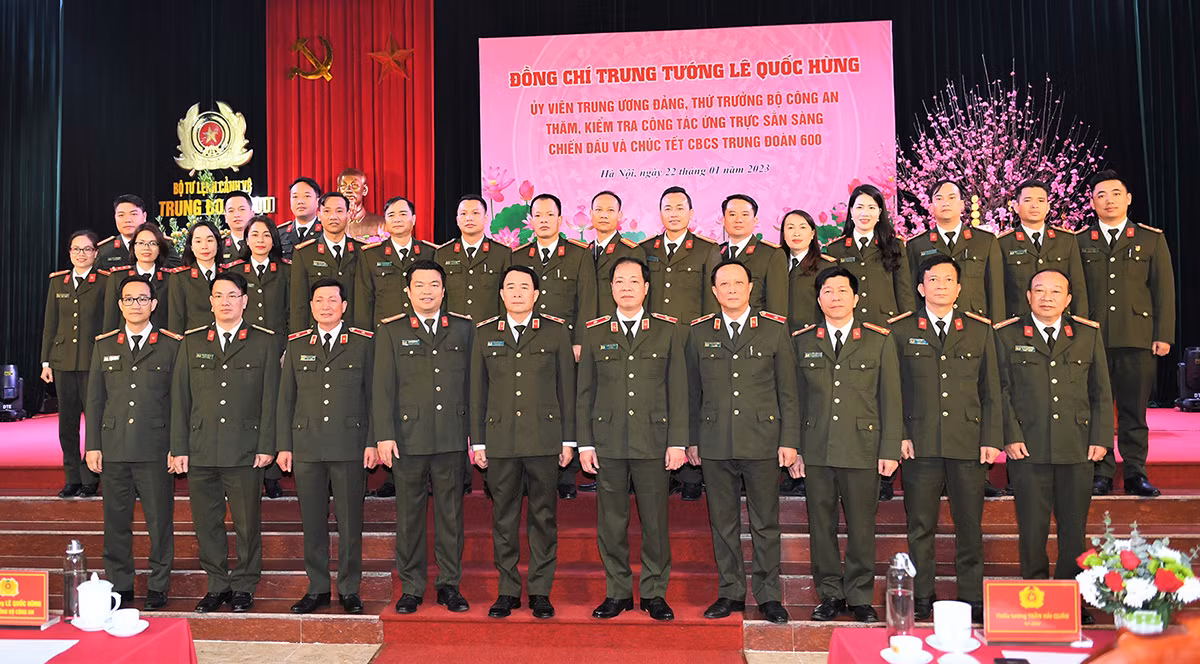 30-4_ 11_ Phát huy truyền thống lực lượng Anh hùng -0