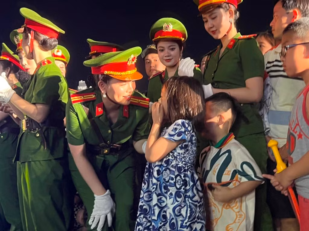 Hàng nghìn người dân và du khách thành phố bên sông Hàn mãn nhãn với màn biểu diễn của Đoàn Nghi lễ CAND -2
