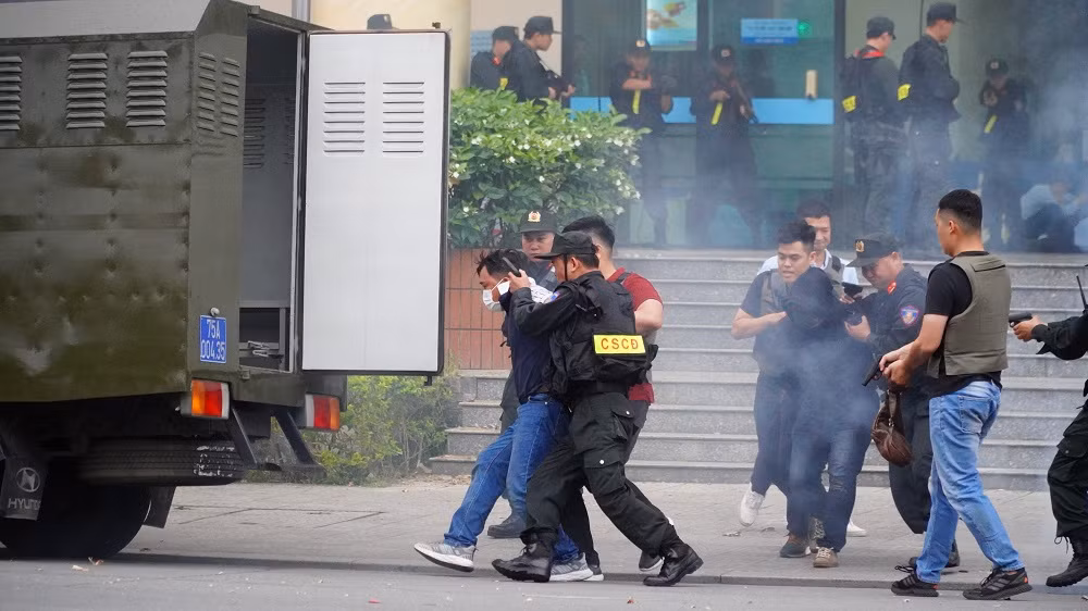 Diễn tập phương án bắt giữ đối tượng cướp ngân hàng có súng và “bom xăng” -0
