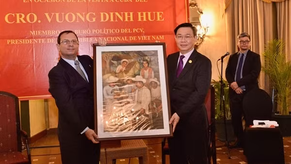 Chủ tịch Quốc hội Vương Đình Huệ gặp Viện Cuba hữu nghị với các dân tộc
