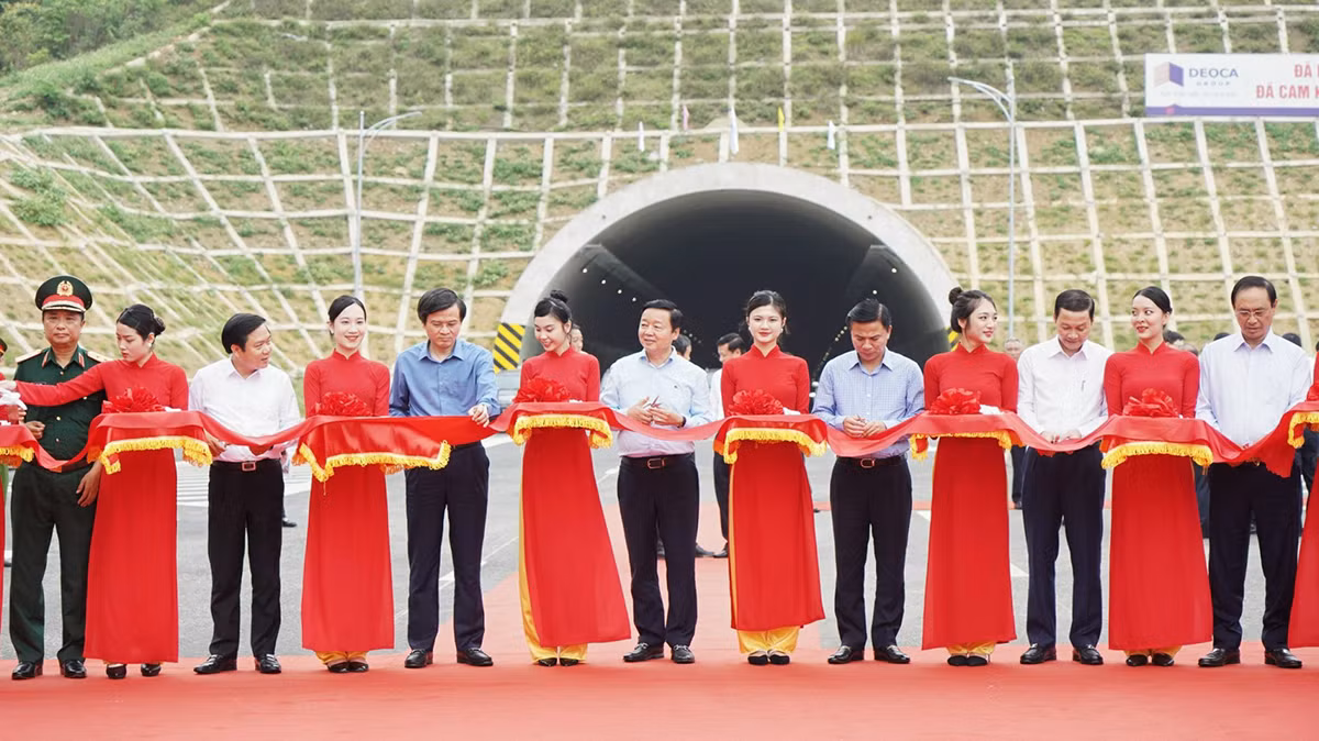 Thủ tướng Chính phủ phát lệnh thông xe hai tuyến cao tốc trong ngày đầu của kỳ nghỉ lễ -0