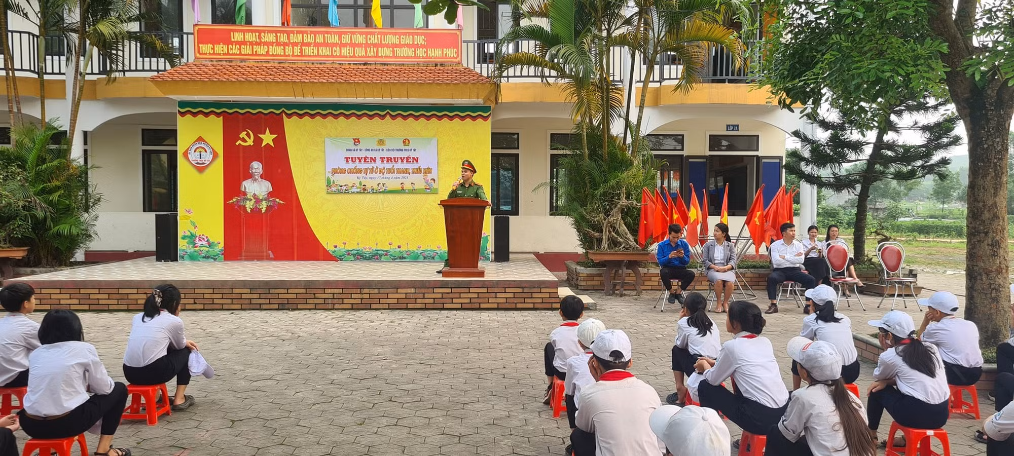 Mọi người, xin hãy lắng nghe con… -0