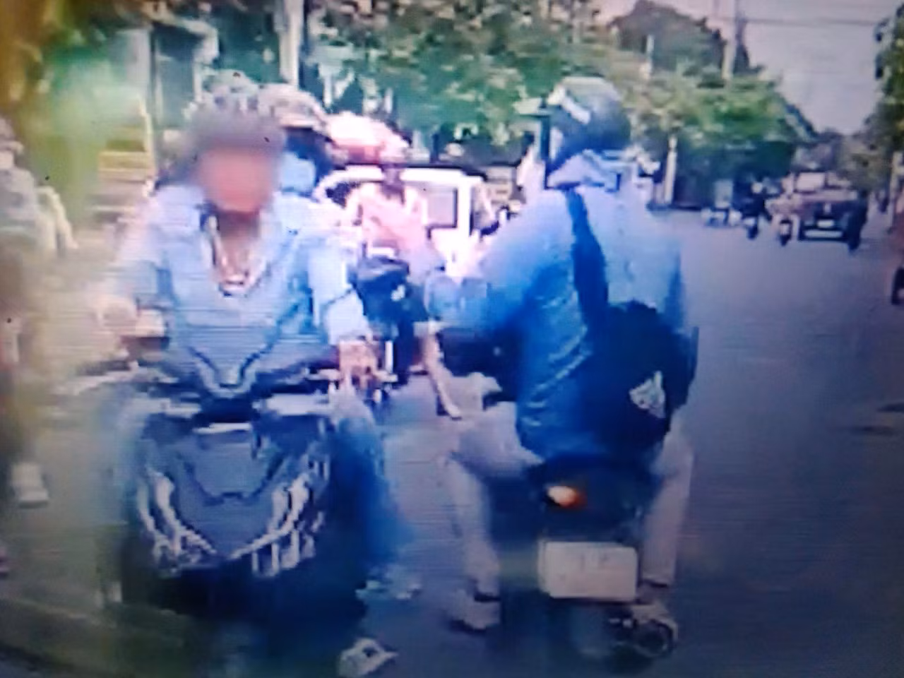 Hai thanh niên táo tớn giật dây chuyền của người đứng chờ đèn đỏ trên đường -1