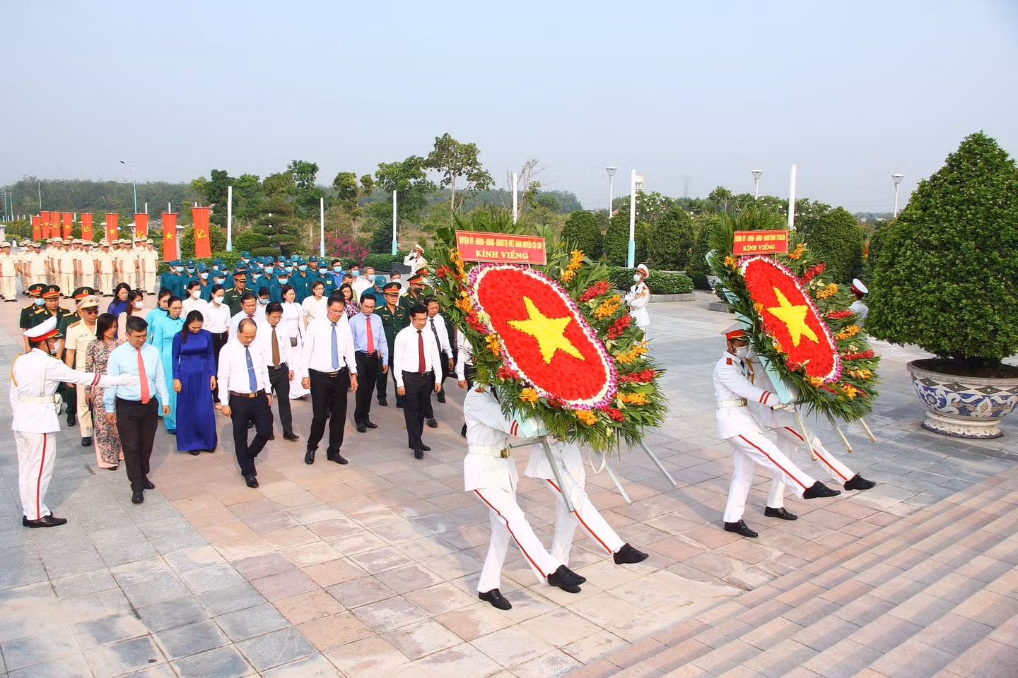 TP Hồ Chí Minh dâng hoa, dâng hương tưởng niệm các anh hùng liệt sĩ -0