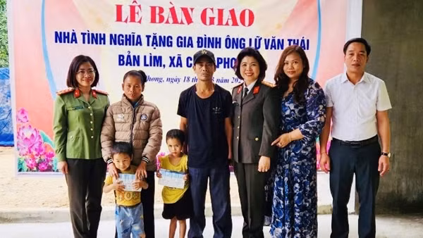 Từ vụ ngộ độc hy hữu đến căn nhà ấm áp