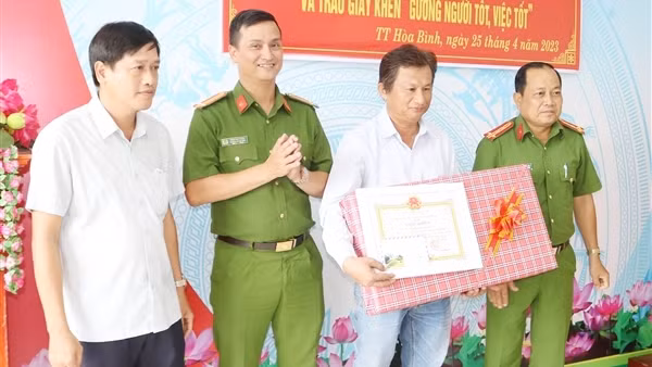 Khen thưởng tài xế xe buýt trả lại 130 triệu đồng cho người để quên