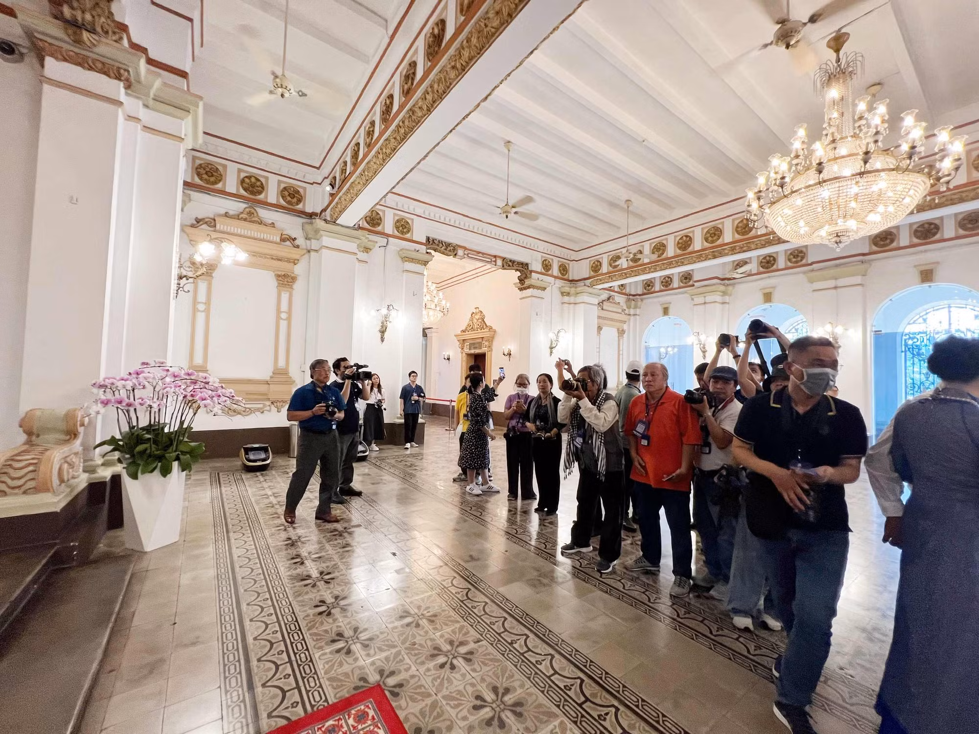 Du khách bắt đầu tham quan trụ sở HĐND và UBND TP Hồ Chí Minh -0