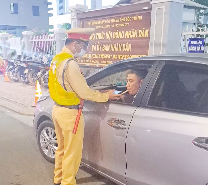 Giúp đỡ người dân tham gia giao thông những ngày nghỉ lễ an toàn, bình an -0