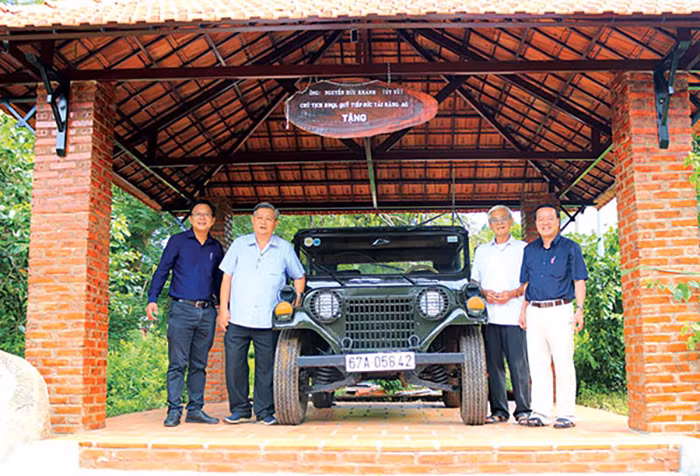 Đồi thiêng rực rỡ hoa anh hùng -0
