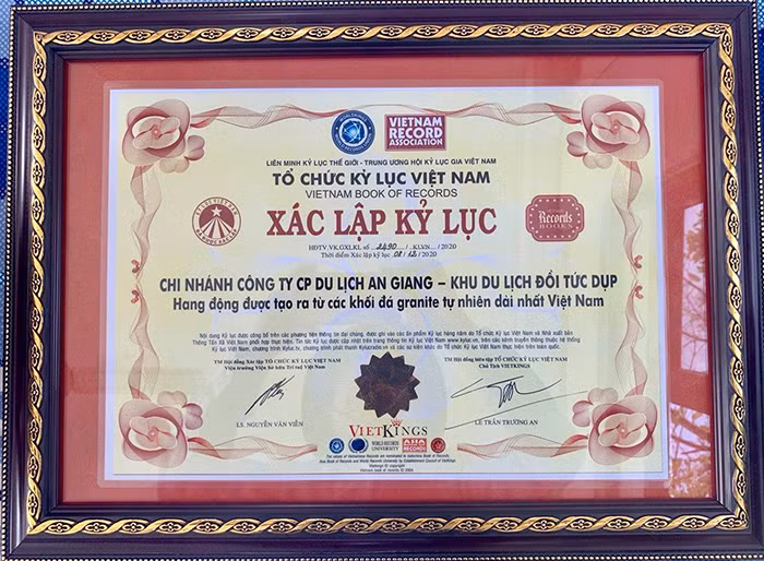 Đồi thiêng rực rỡ hoa anh hùng -0