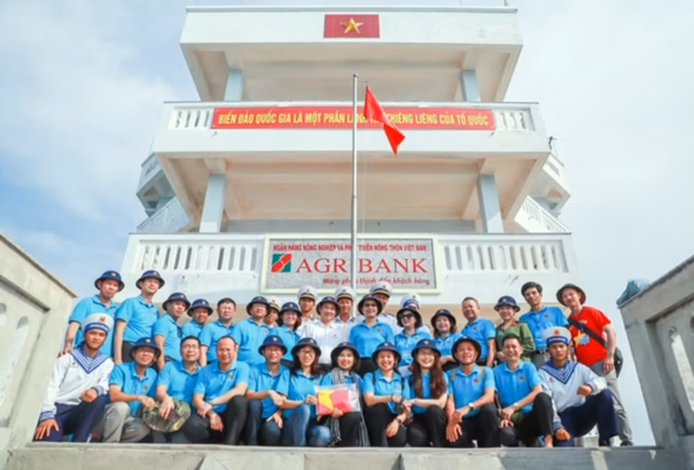 Về nhà giữa Trường Sa -0