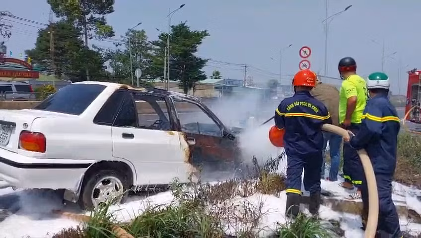Xe hơi bất ngờ bốc cháy trên quốc lộ, hai người kịp bung cửa thoát thân -0