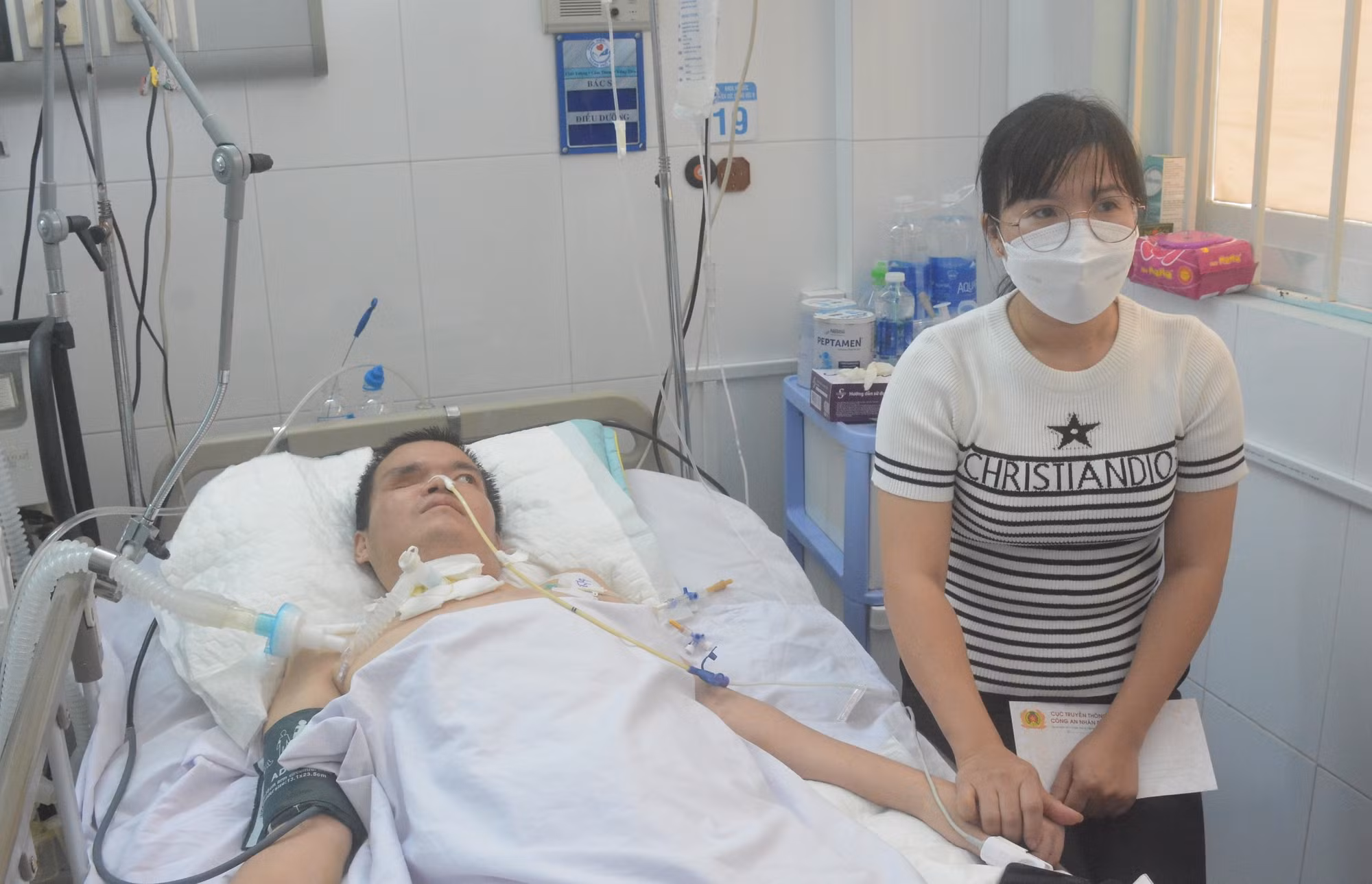 Cơ quan đại diện Cục Truyền thông CAND sẻ chia khó khăn với đồng đội bị bệnh hiểm nghèo -0