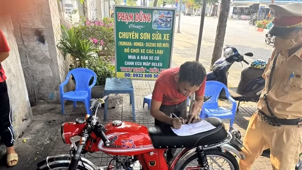 Chủ tiệm sửa xe bốc đầu xe để "lấy le" trên Tiktok