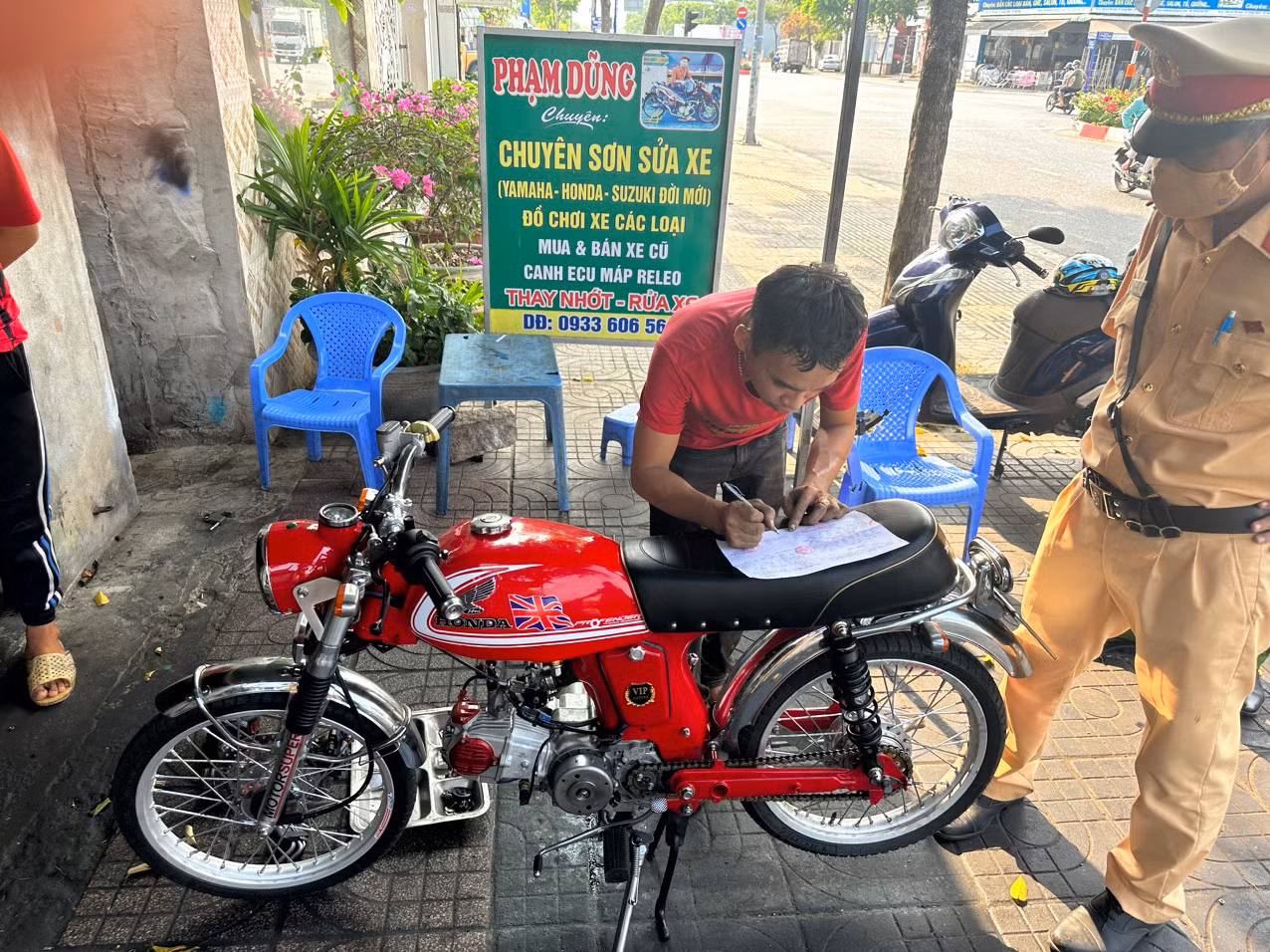 lực lượng csgt tiến hành mời phạm văn d.. lên cơ quan công an để làm việc.jpg -0
