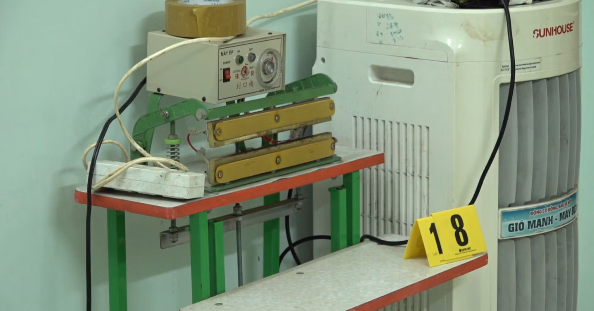 Triệt phá đường dây bào chế, mua bán trái phép ma túy tổng hợp của Trí “cá voi” -2