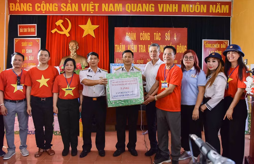 Đoàn kiều bào thăm huyện đảo Trường Sa và Nhà giàn DK1 -0