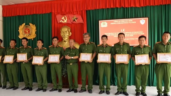 Khen thưởng 28 tập thể, cá nhân xuất sắc đợt tổng kiểm tra an toàn PCCC