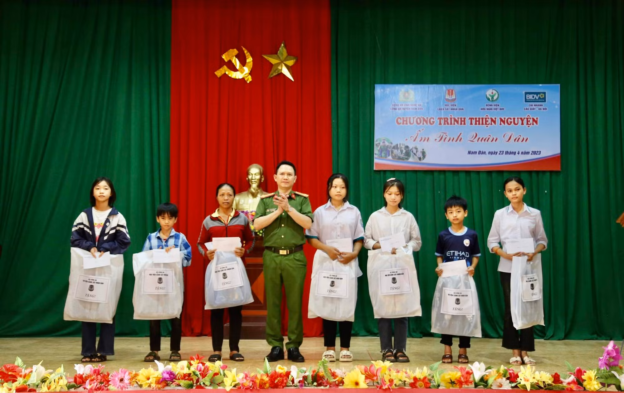 Học viện CSND khám bệnh, phát thuốc miễn phí và tặng quà cho bà con nhân dân huyện Nam Đàn -0