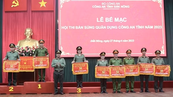 Sôi nổi hội thi bắn súng quân dụng Công an tỉnh Đắk Nông
