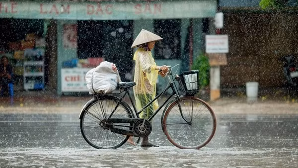Nắng nóng tạm lui, miền Bắc đón mưa giông