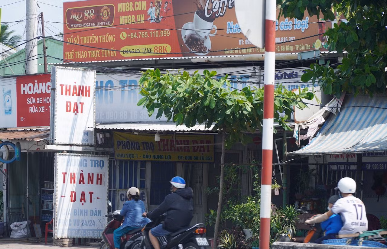 Tràn lan bảng quảng cáo wibsite tổ chức cá cược trên các tuyến đường ở Cần Thơ -0