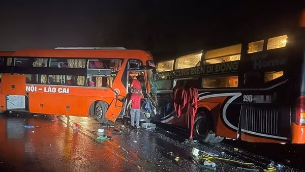 Hai xe khách đối đầu trên cao tốc Nội Bài - Lào Cai, một tài xế tử vong