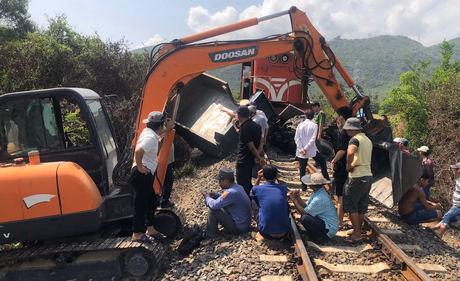 Tàu lửa tông ô tô tải chở đá băng qua đường sắt, lái xe tử nạn -0