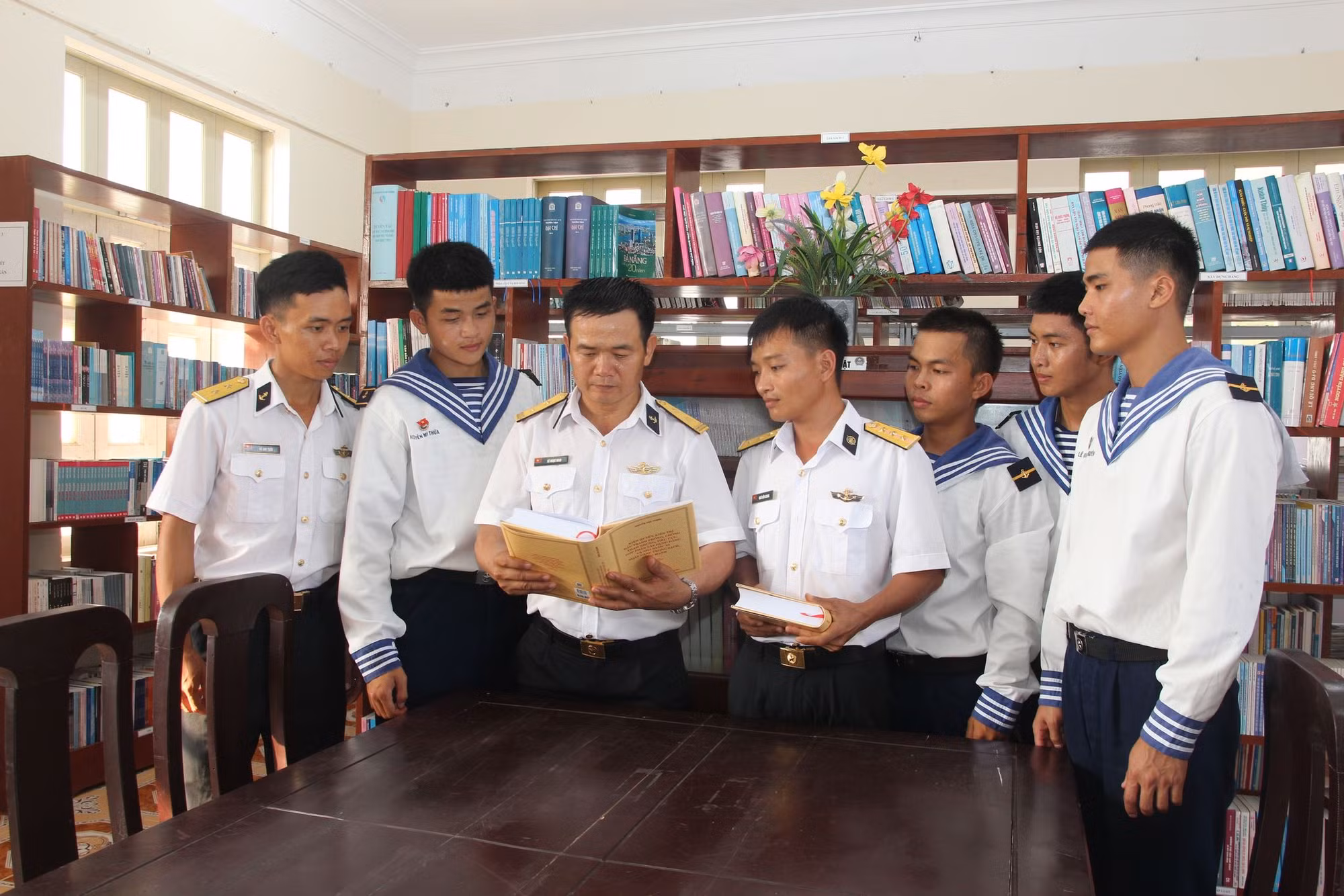Những buổi sinh hoạt chính trị giữa trùng khơi (bài 2) -0