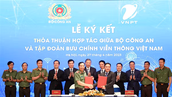 Cùng chung sức, đồng lòng thực hiện thắng lợi công cuộc chuyển đổi số