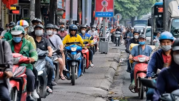 Người dân ùn ùn rời Hà Nội nghỉ lễ 30/4 - 1/5