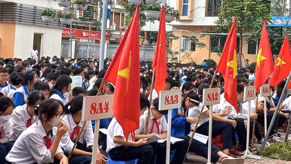 Tuyên truyền viên cảnh báo tác hại thuốc lá điện tử trong học sinh