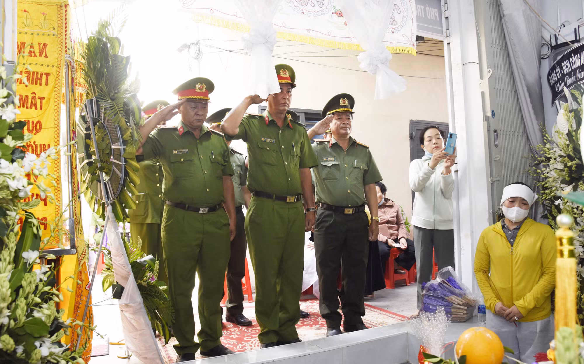 Thành lập các đoàn đến viếng, chia buồn với gia đình Thiếu tá Nguyễn Chí Nguyện -2