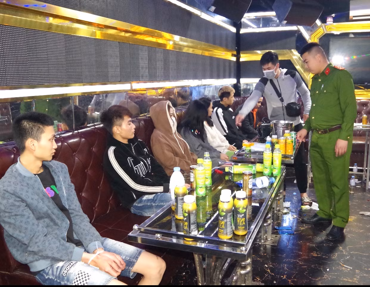 Quản lý và nhân viên lễ tân bán ma tuý và tổ chức cho khách 