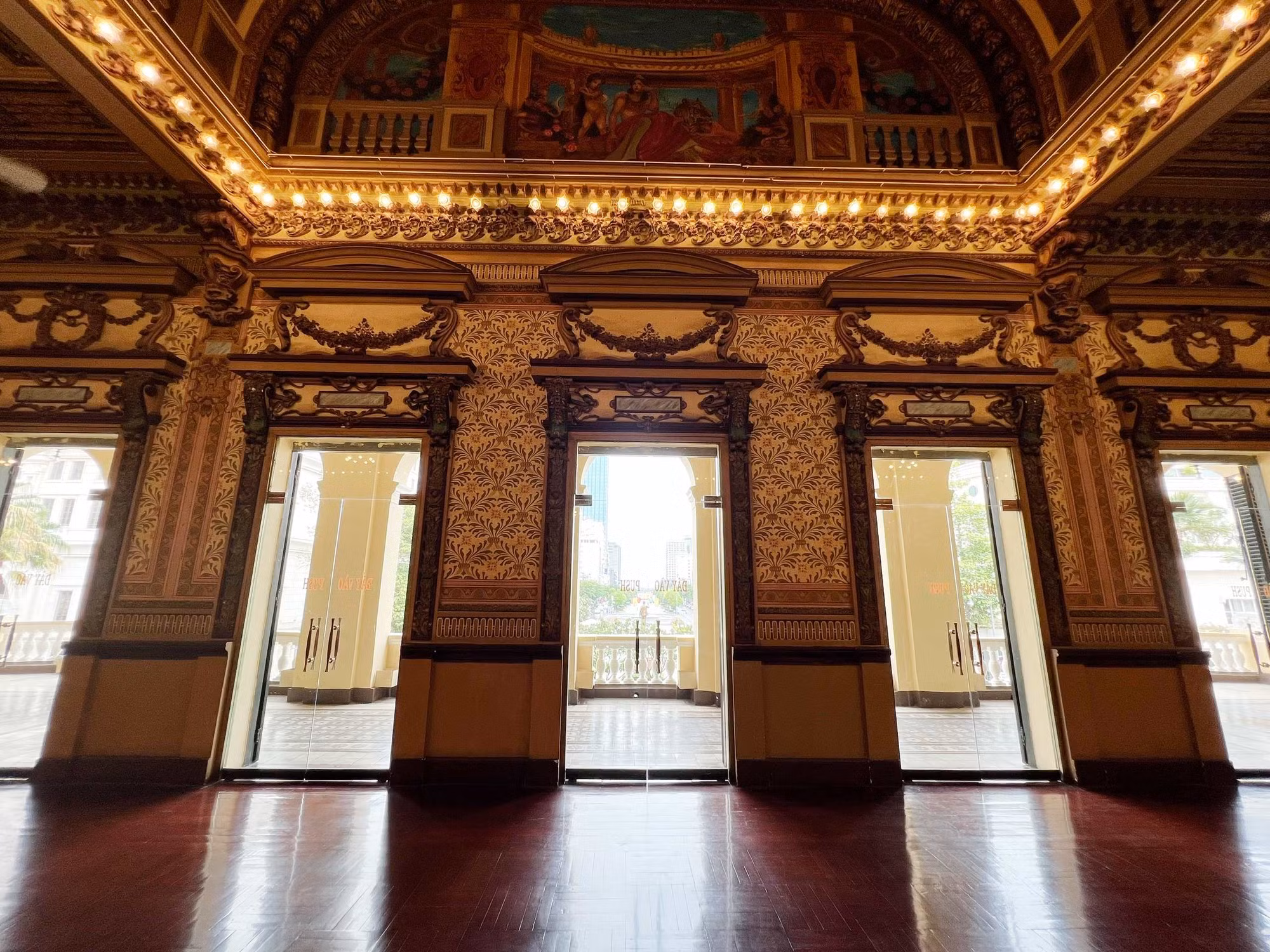 Du khách bắt đầu tham quan trụ sở HĐND và UBND TP Hồ Chí Minh -0
