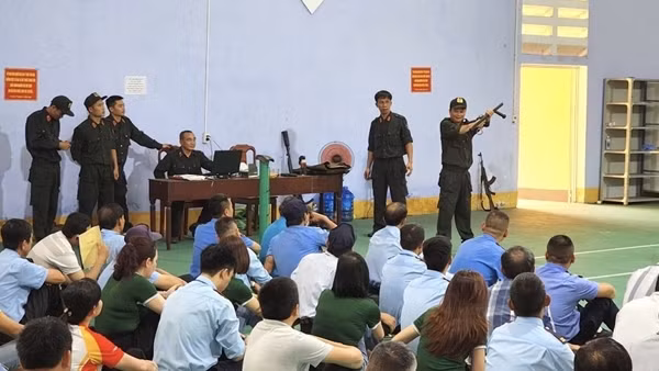 Diễn tập phương án bắt đối tượng dùng "hàng nóng" cướp ngân hàng